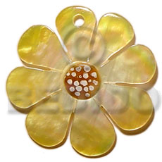 30mm graduated yellow hammershell flower Carved Pendants
