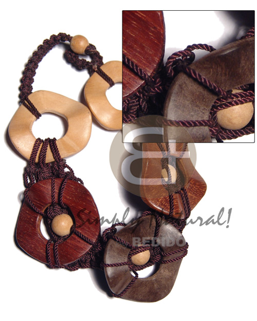 macrame choker 5pcs. 42mm wavy round nat. wood beads varied wood tones / 14in - Chunky Necklace