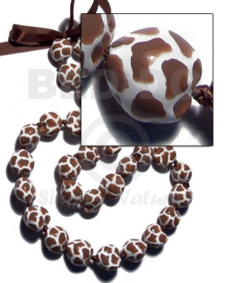 kukui seeds in animal print / giraffe / 30pcs. / in adjustable ribbon  the maximum length of 54in - Leis