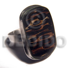 big accent haute hippie 30mmx22mm / adjustable metal ring  flat edges/  laminated ypil-ypil leaves in black resin - Rings