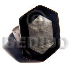 big accent haute hippie  30mmx22mm / adjustable metal ring/  laminated blacklip shell  black resin edges - Rings