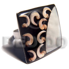 big accent haute hippie square 28mm / adjustable metal ring/  laminated blacklip shell and everlasting luhuanus combination in black resin - Rings