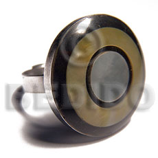 big accent haute hippie round 25mm / adjustable metal ring/  laminated MOP/hammershell combination in black resin - Rings
