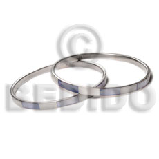 laminated hammershell nat. white/blue alternate  in 5mm stainless metal / 65mm in diameter / price per piece - Shell Bangles
