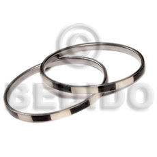 laminated hammershell nat. white/black tab alternate in 5mm stainless metal / 65mm in diameter / price per piece - Shell Bangles