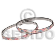 laminated hammershell nat. white/pink/blue zigzag alt. in 5mm stainless metal / 65mm in diameter / price per piece - Shell Bangles