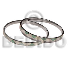 laminated hammershell nat. white/green zigzag alt. in 5mm stainless metal / 65mm in diameter / price per piece - Shell Bangles