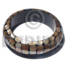h=37mm thickness=10mm inner diameter=65mm brownlip in black resin bangle - Shell Bangles