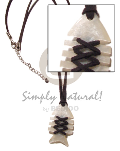 Fishbone hammershell black leather Shell Necklace