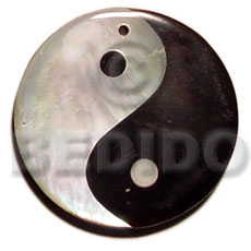 yin yang blacktab and hammershell 40 mm - Shell Pendant