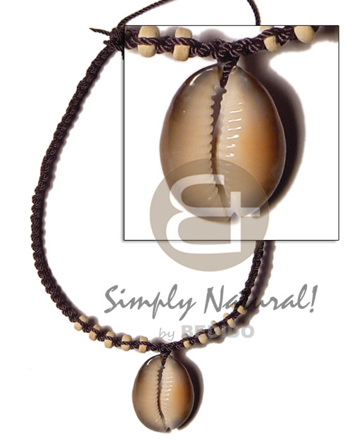 big kaput shell in black macrame & 4-5mm bleached  coco Pokalet. - Macrame Necklace