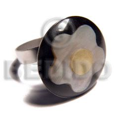 big accent haute hippie round 20mm / adjustable metal ring /  laminated kabibe flower shell and MOP combination in black resin - Rings