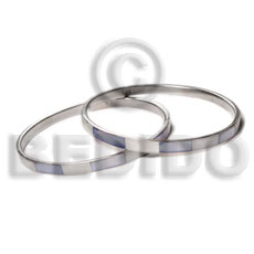 Laminated hammershell natural white blue alternate Shell Bangles