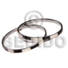 Laminated hammershell natural white black tab Shell Bangles