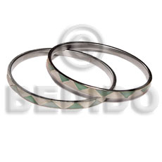 Laminated hammershell natural white green zigzag Shell Bangles