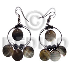 Dangling 12mm round blacklip in Shell Earrings